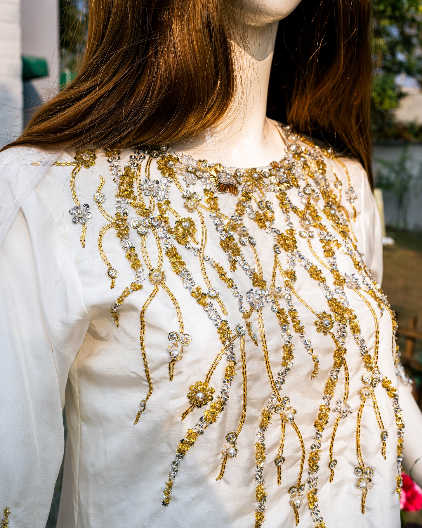 White Suit - Close p Design of Neck
